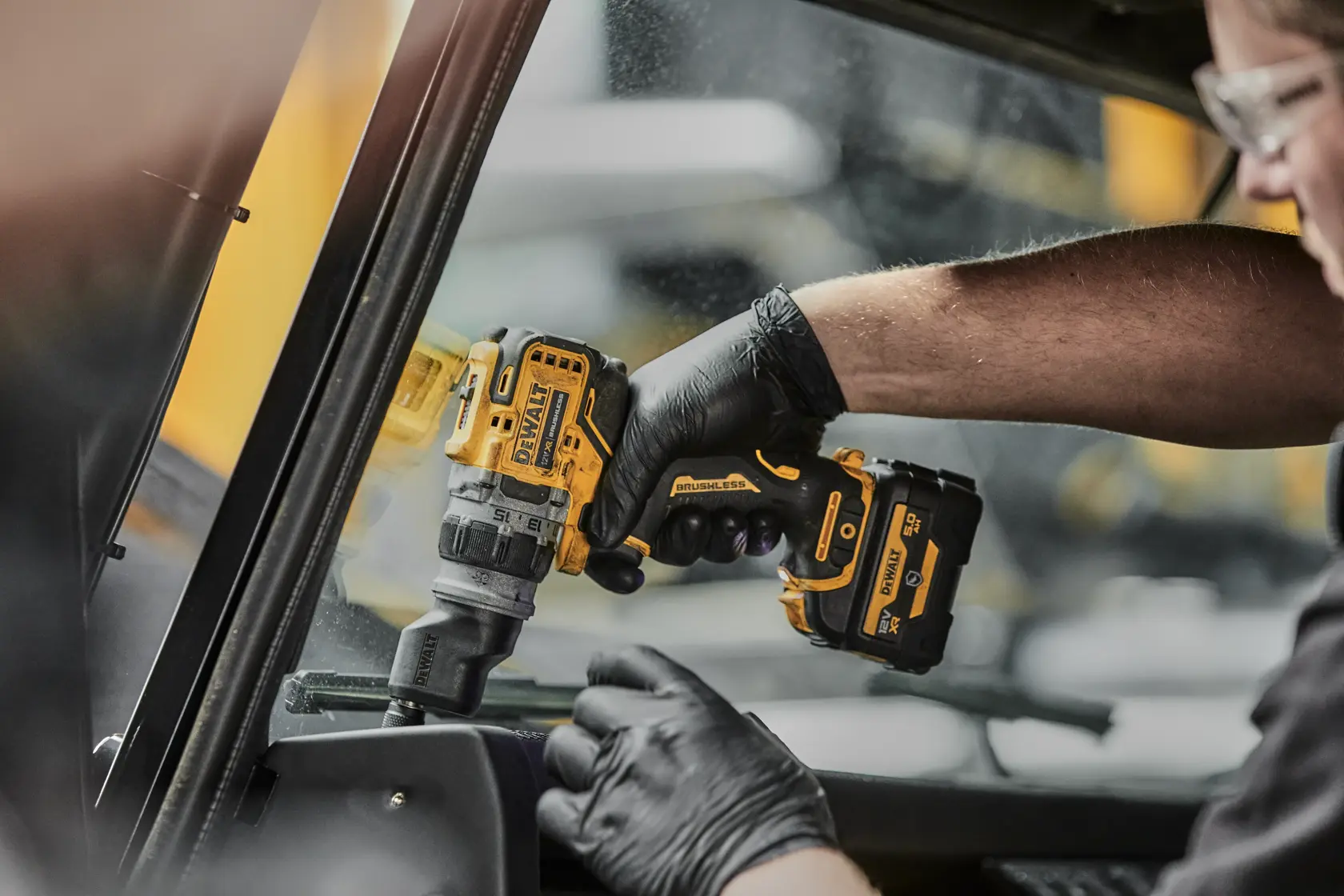 Mașină de găurit și înșurubat cu cap interschimbabil 12 V XR - Unitate fara accesorii