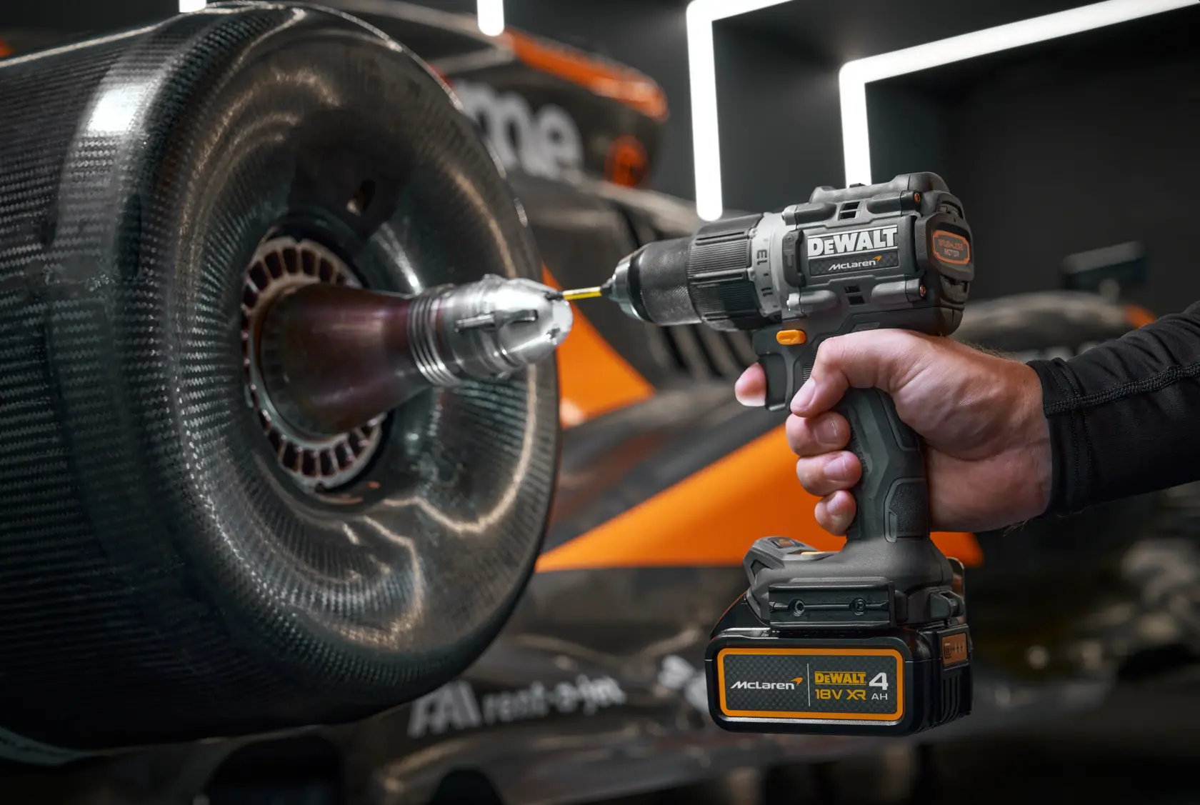 Mașină de găurit cu percuție fără perii DEWALT® x McLaren F1 Team 18V XR - 1 x 4AH