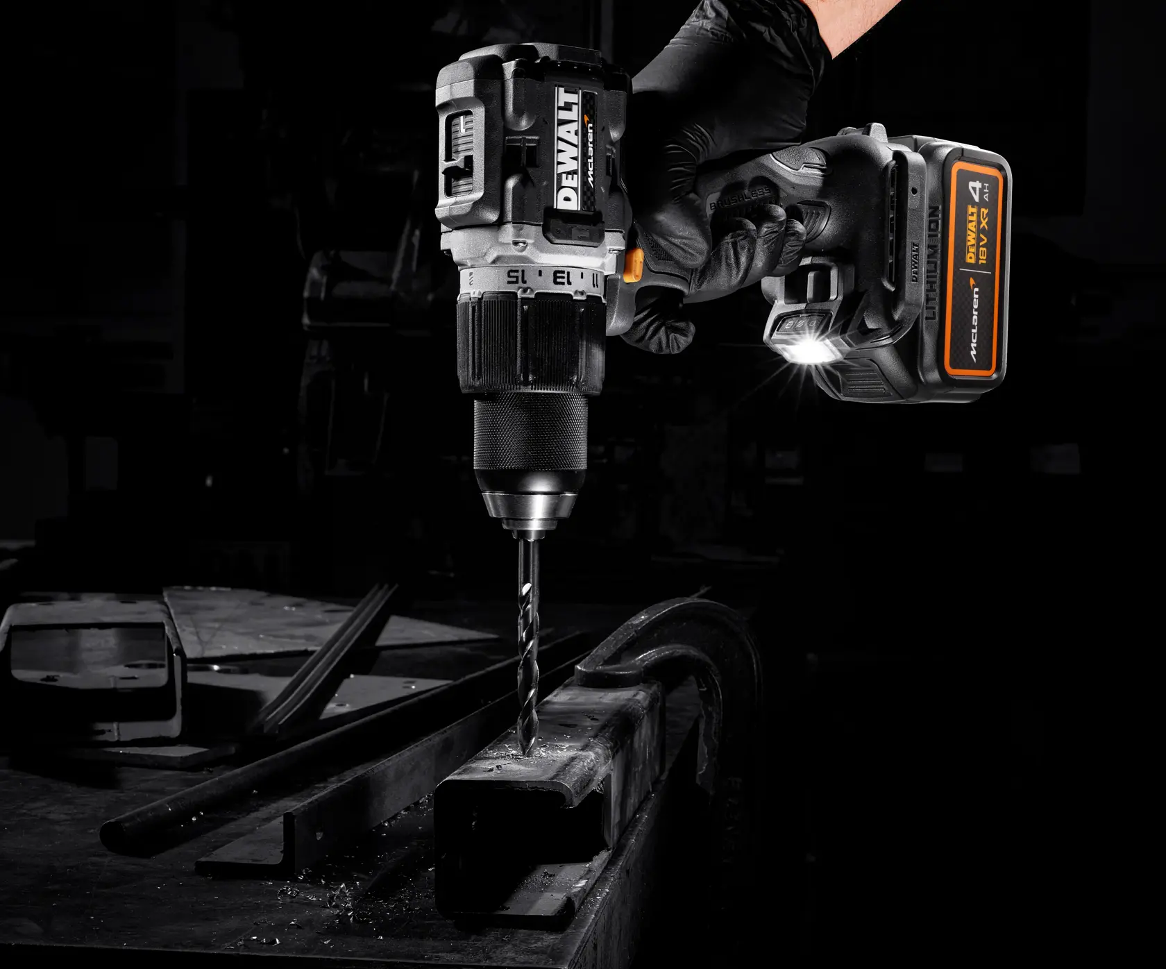 Mașină de găurit cu percuție fără perii DEWALT® x McLaren F1 Team 18V XR - 2 x 4AH