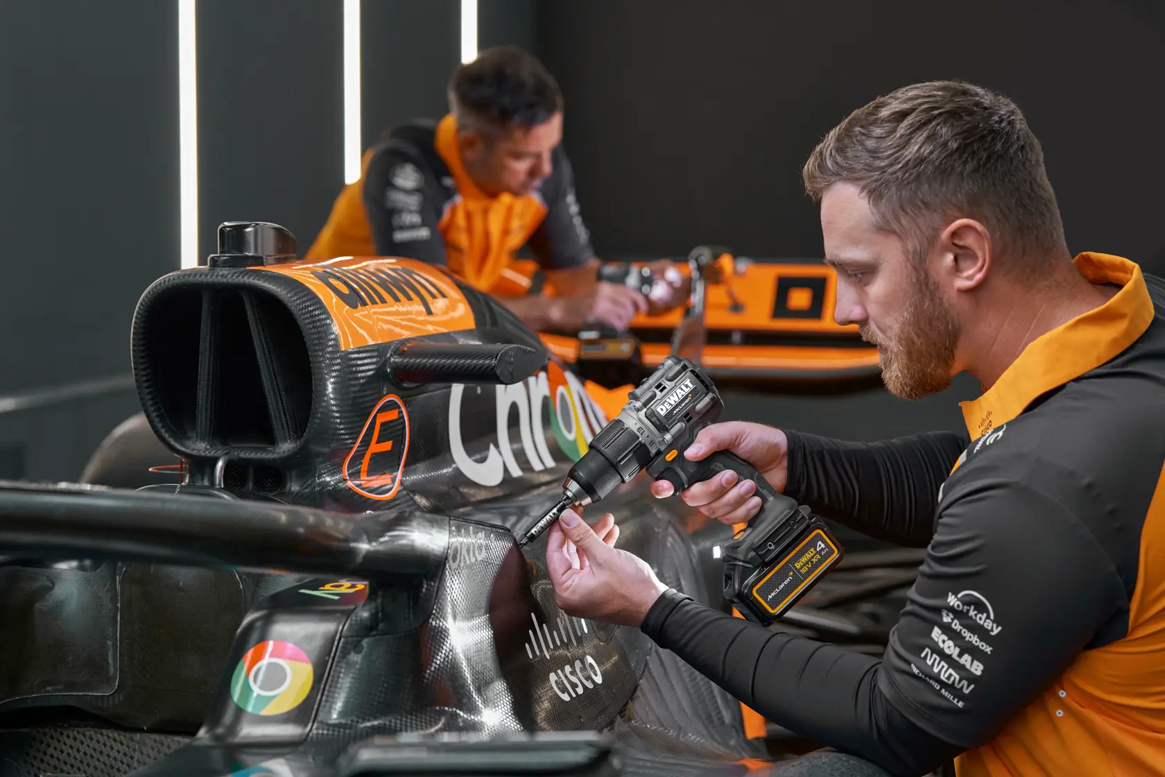 Mașină de găurit cu percuție fără perii DEWALT® x McLaren F1 Team 18V XR - 2 x 4AH