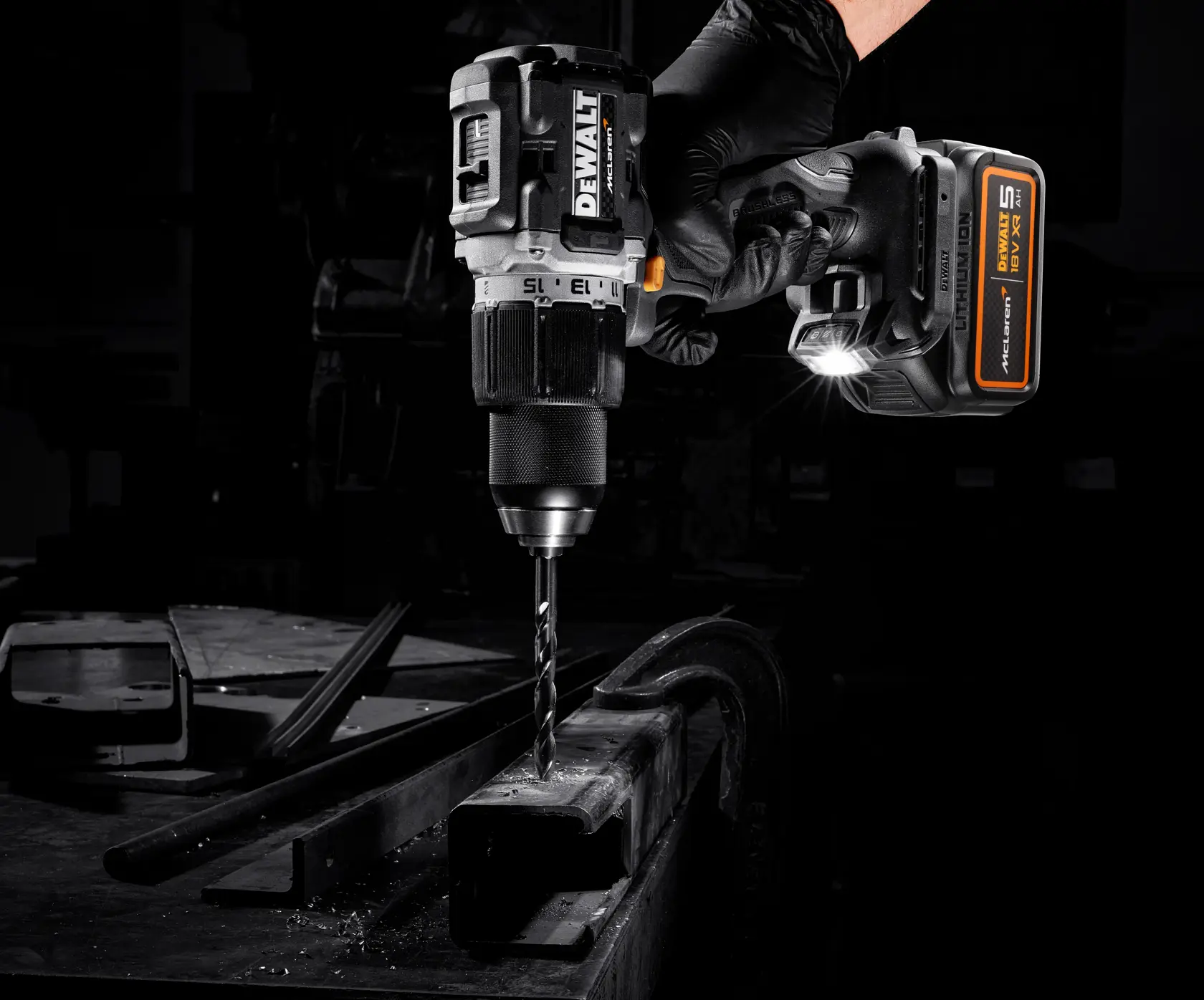 Mașină de găurit cu percuție fără perii DEWALT® x McLaren F1 Team 18V XR - 2 x 5AH