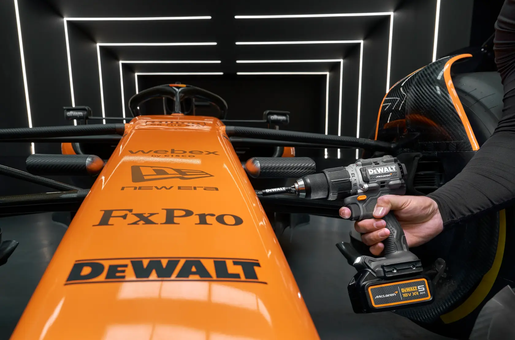 Mașină de găurit cu percuție fără perii DEWALT® x McLaren F1 Team 18V XR - 2 x 5AH