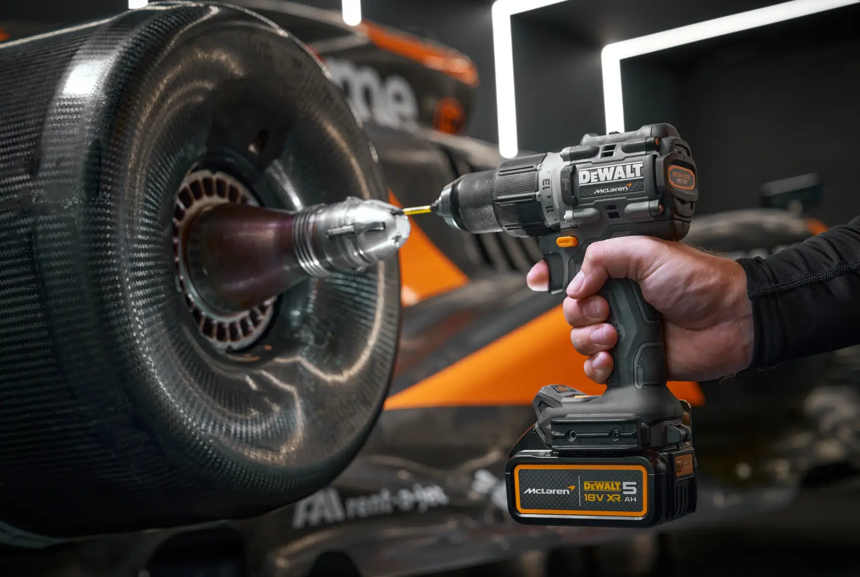 Mașină de găurit cu percuție fără perii DEWALT® x McLaren F1 Team 18V XR - 2 x 5AH