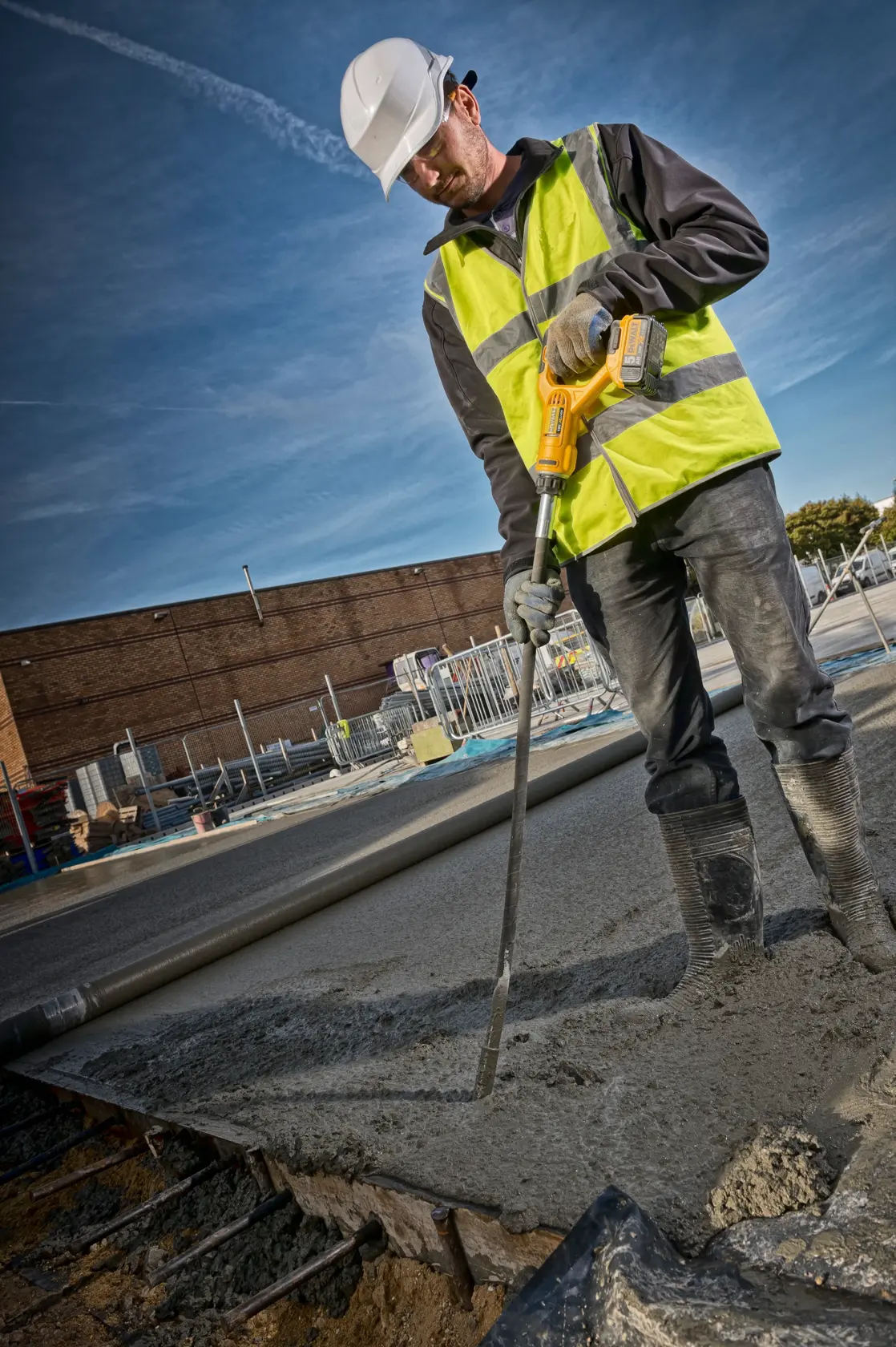 VIBRATOR PENTRU BETON 18V XR - Unitate fără accesorii