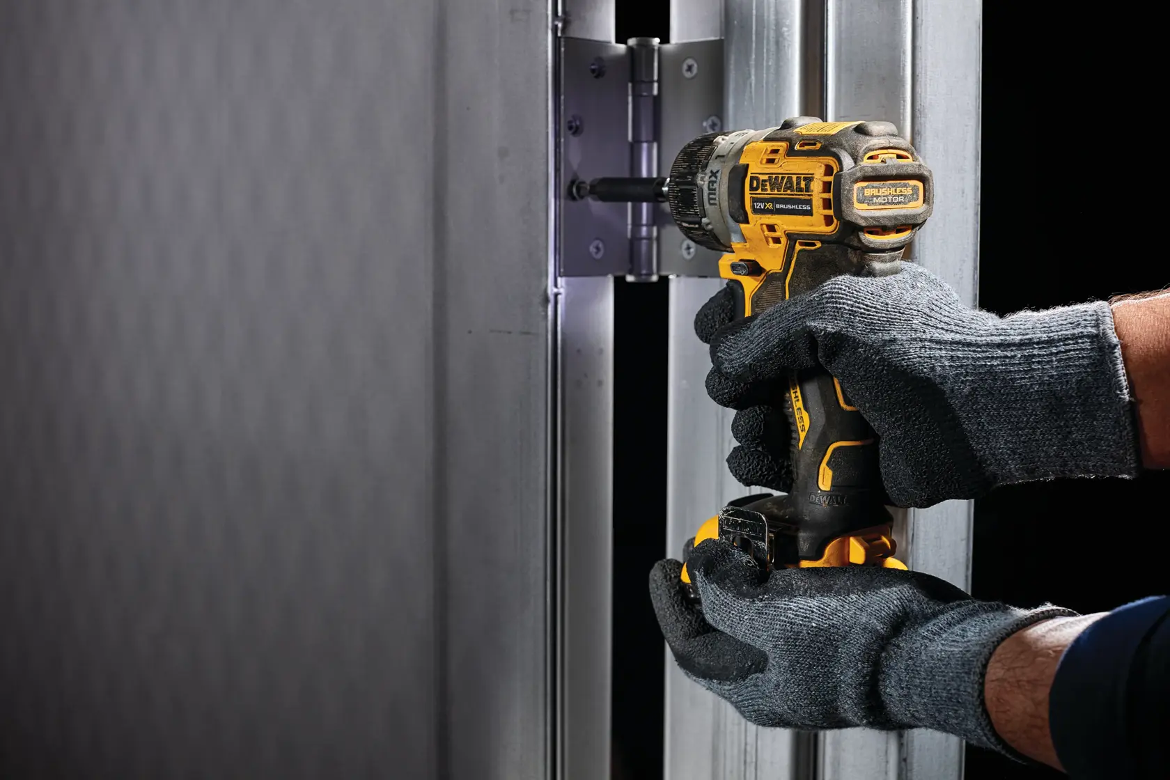 Mașină de înșurubat DEWALT® 12V XR® cu motor fără perii (fără acumulator și încărcător)