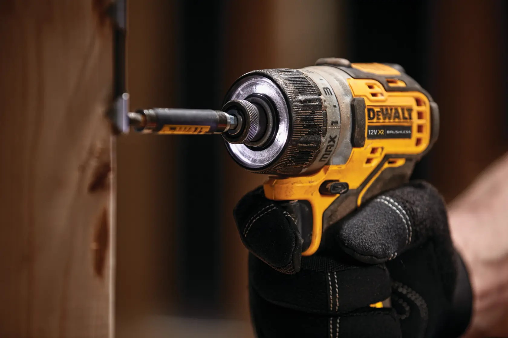 Mașină de înșurubat DEWALT® 12V XR® cu motor fără perii (fără acumulator și încărcător)