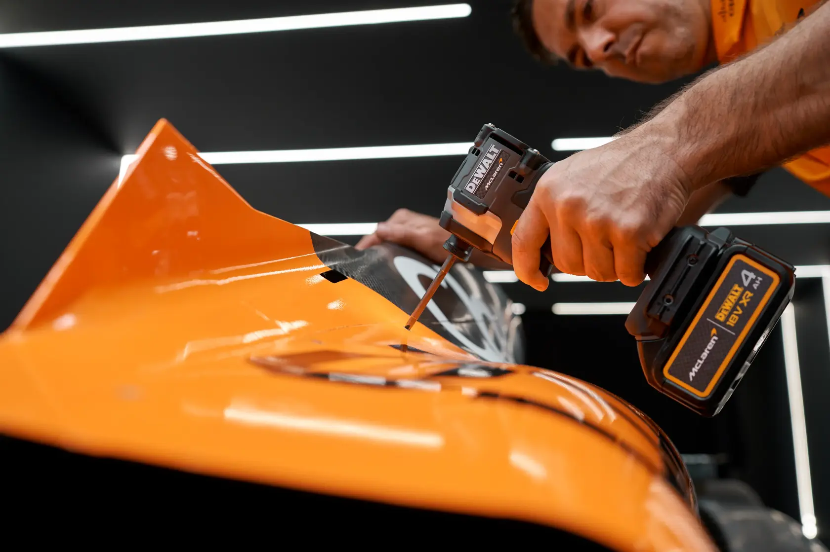 Mașină de găurit cu percuție fără perii DEWALT® x McLaren F1 Team 18V XR - 1 x 4AH