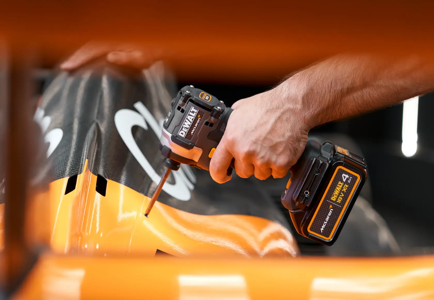 Mașină de găurit cu percuție fără perii DEWALT® x McLaren F1 Team 18V XR - 2 x 4AH