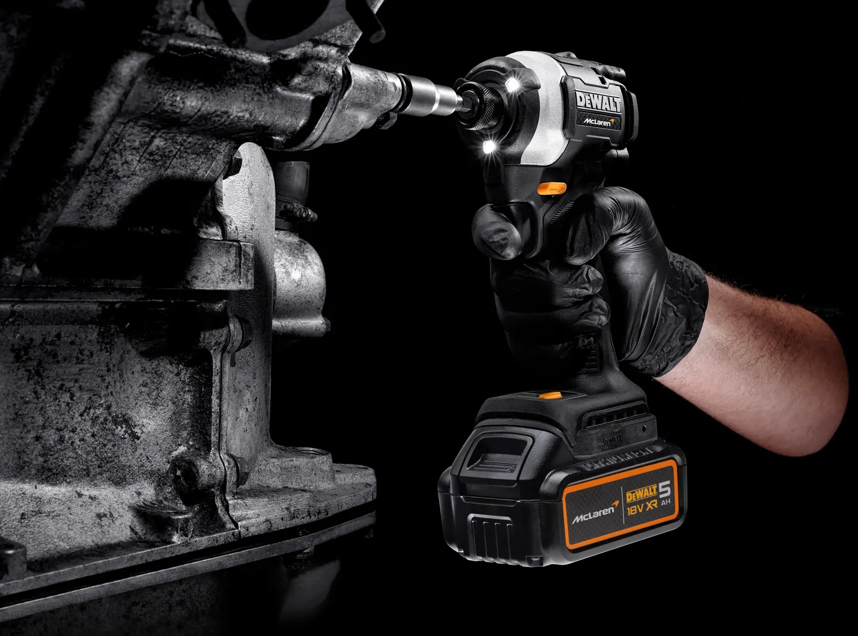 Mașină de găurit cu percuție fără perii DEWALT® x McLaren F1 Team 18V XR - 2 x 5AH