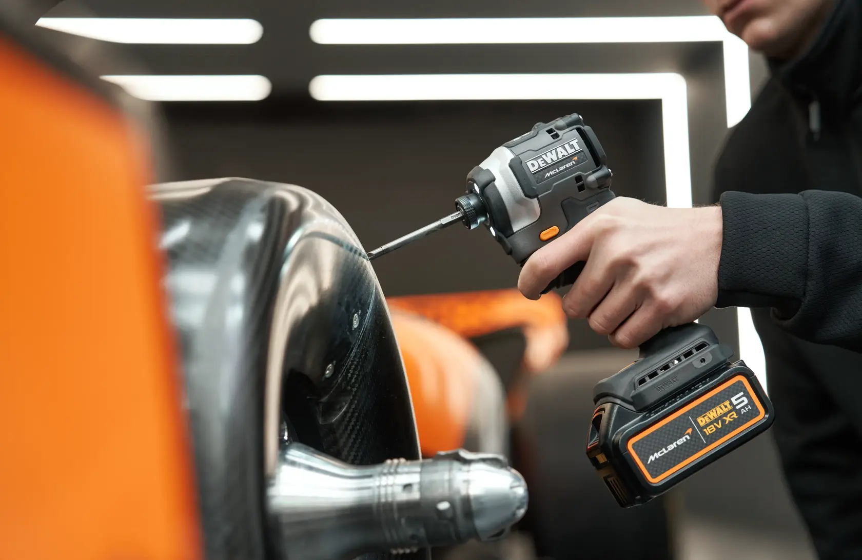 Mașină de găurit cu percuție fără perii DEWALT® x McLaren F1 Team 18V XR - 2 x 5AH