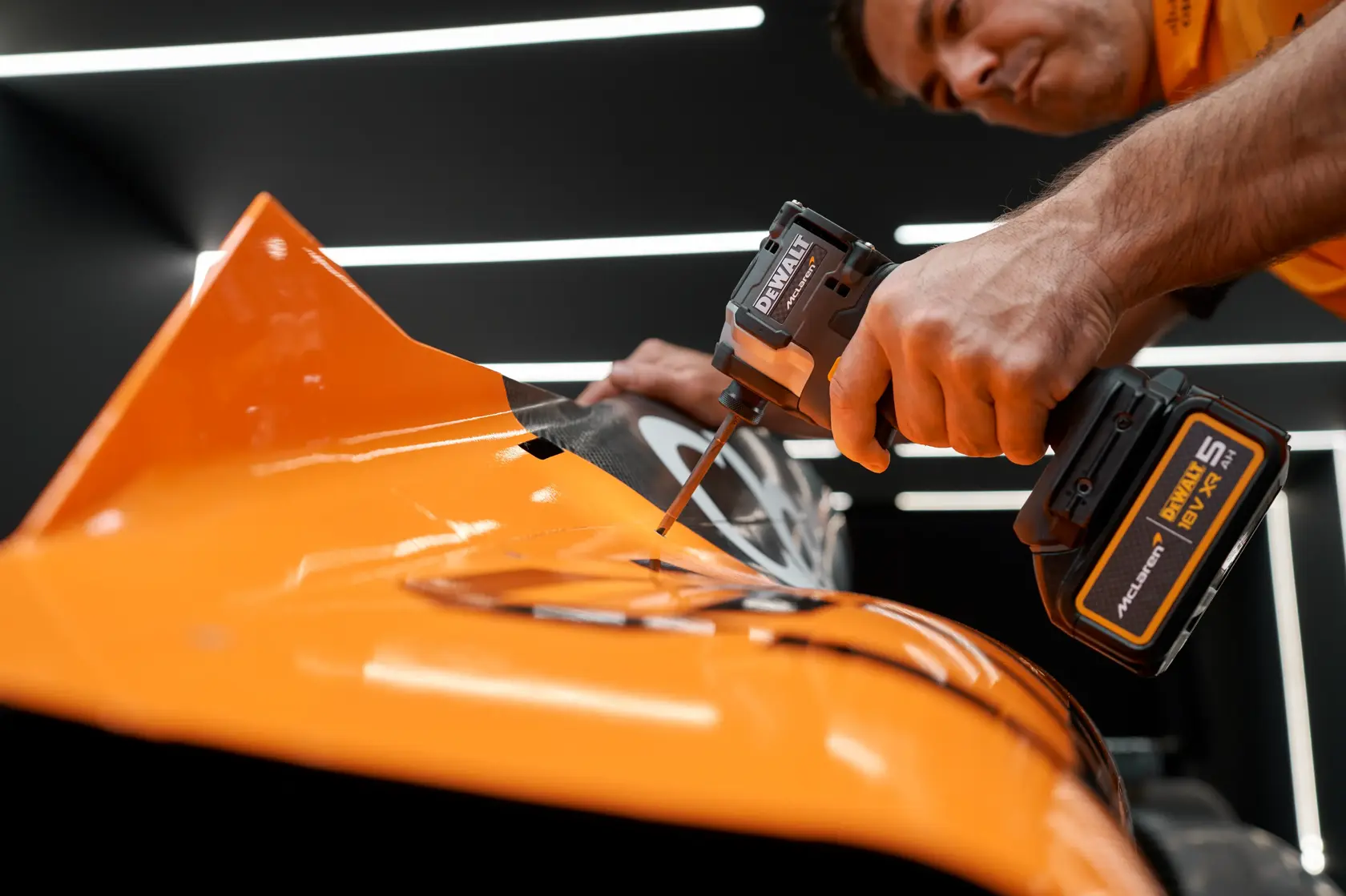 Mașină de găurit cu percuție fără perii DEWALT® x McLaren F1 Team 18V XR - 2 x 5AH