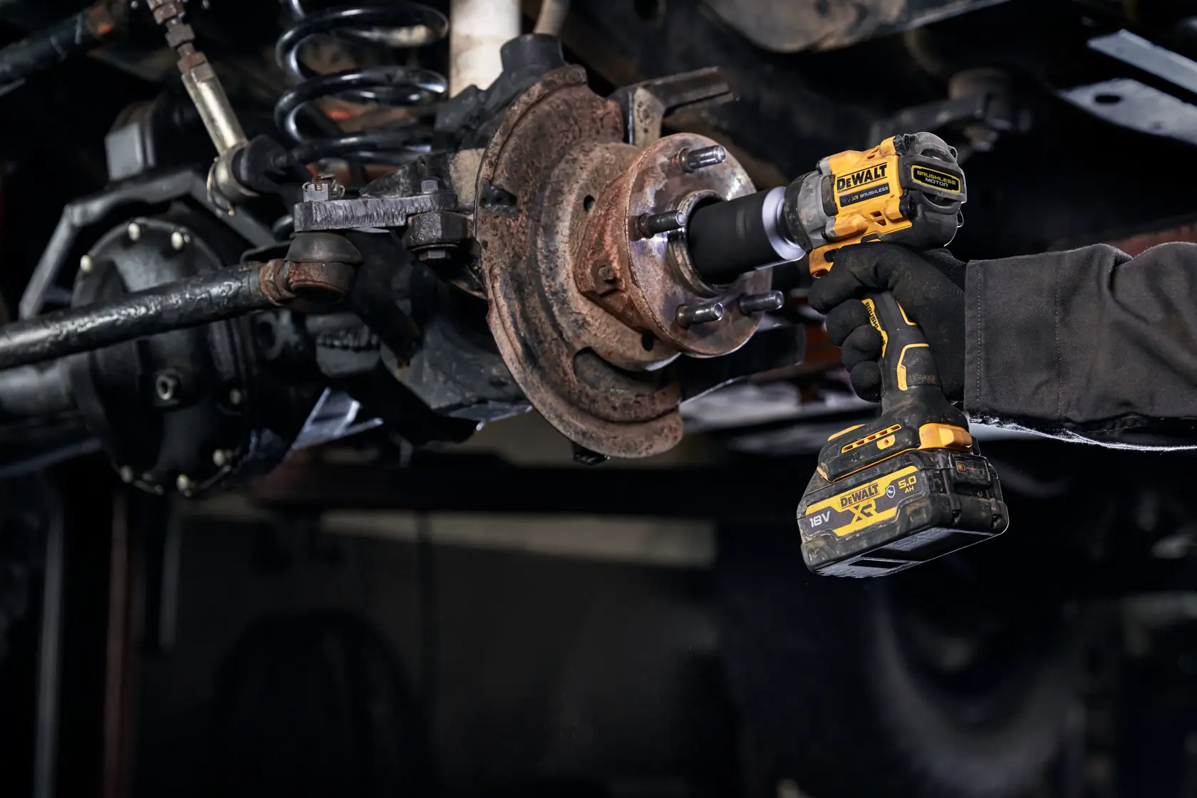 Cheie de impact compactă fără perii 18 V XR de 3/8" cu inel de porc și nicovală - 2 X 5 Ah pentru automobile