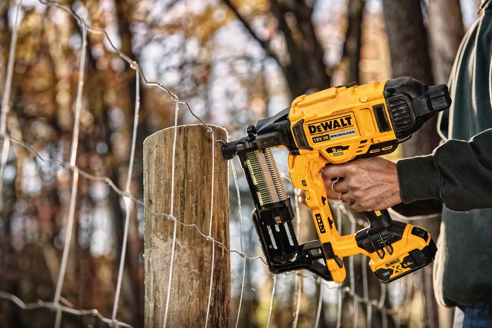 Capsator pentru garduri de împrejmuire fără perii de 18V XR - 2 X 5Ah