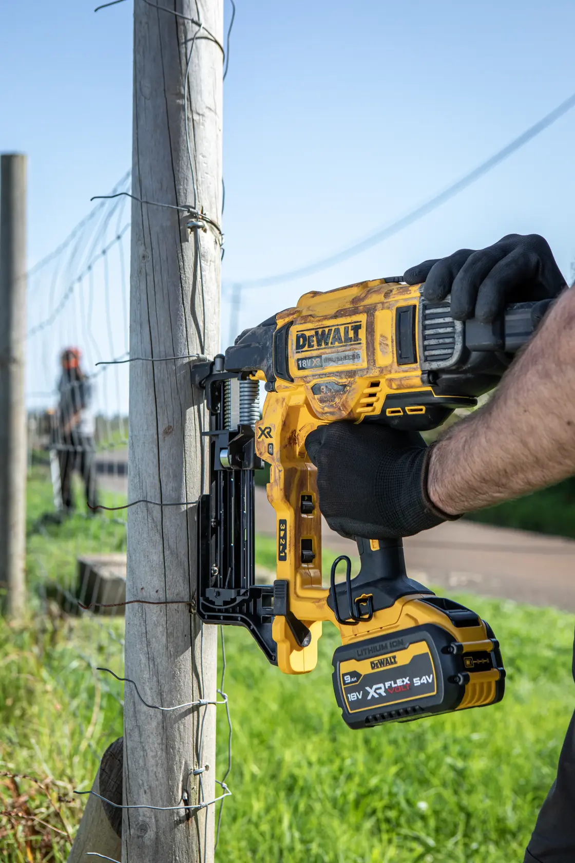 Capsator pentru garduri de împrejmuire fără perii de 18V XR - 2 X 5Ah