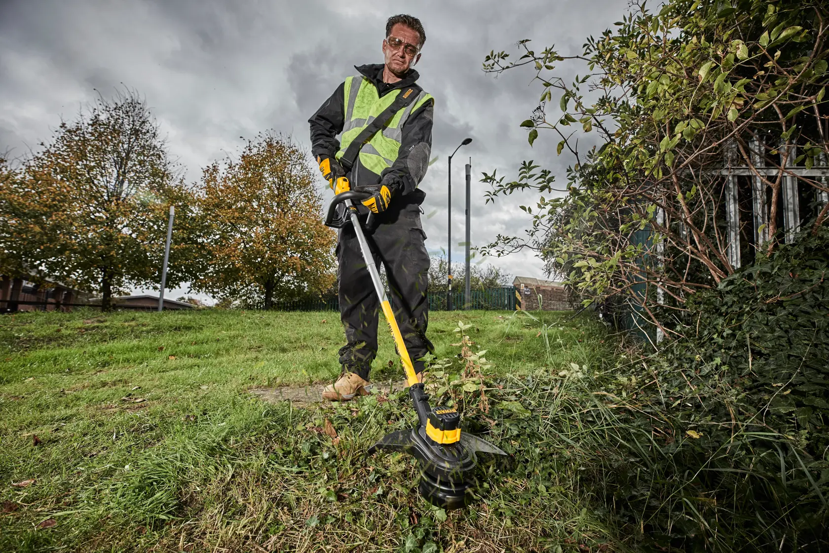 TRIMMER CU FIR 18V XR CU MOTOR FĂRĂ PERII - UNITATE FĂRĂ ACCESORII