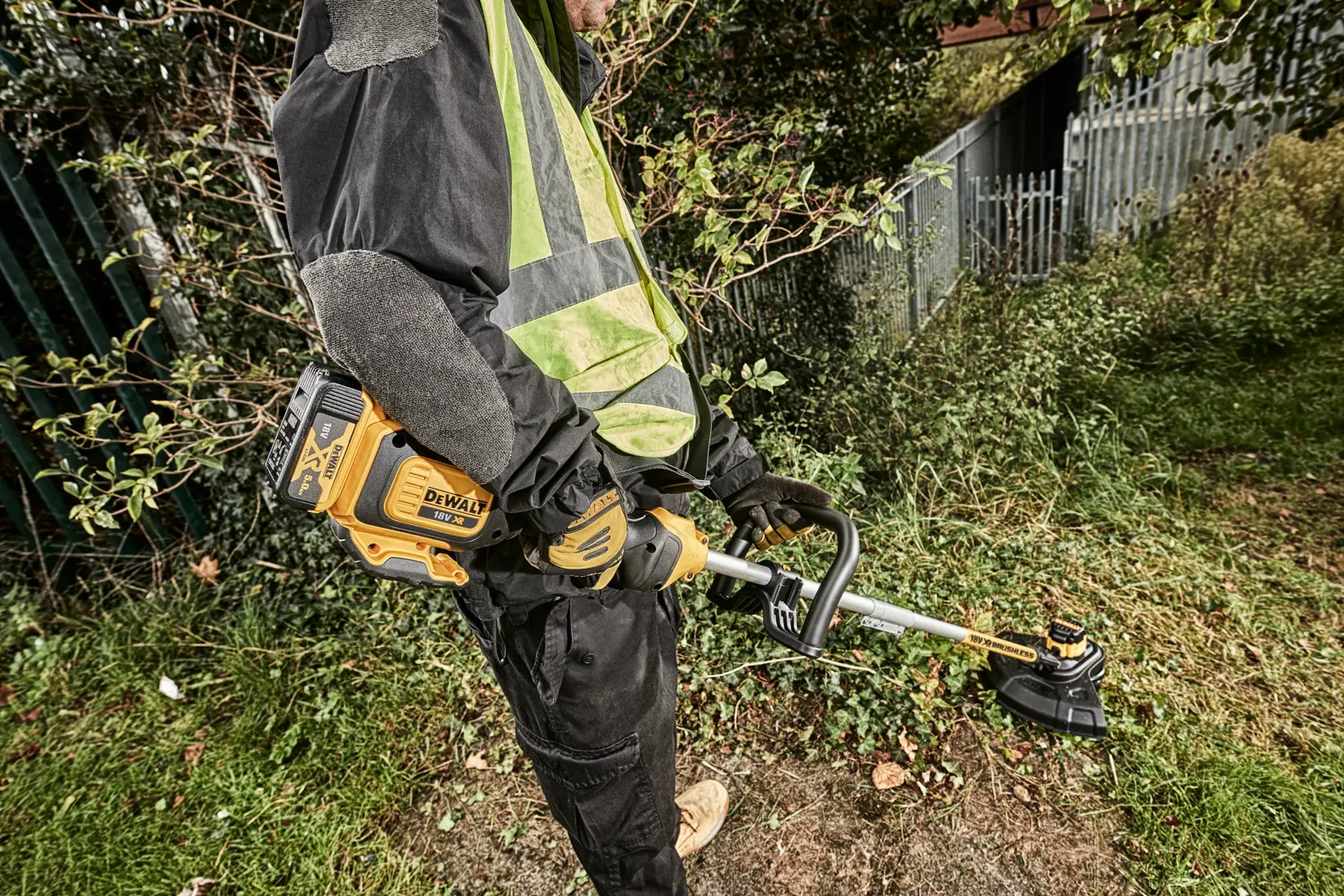 TRIMMER CU FIR 18V XR CU MOTOR FĂRĂ PERII - UNITATE FĂRĂ ACCESORII