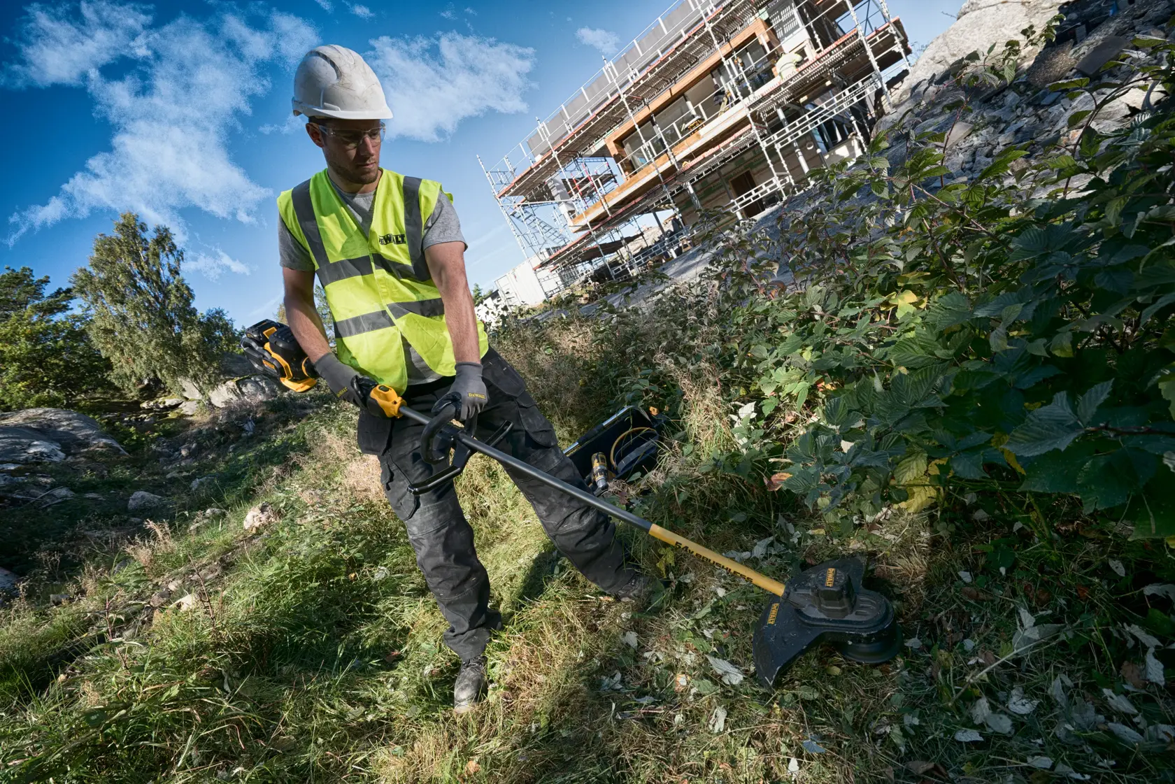 MOTOCOASĂ CU FIR/MAȘINĂ DE TUNS PENTRU TUFIȘURI FLEXVOLT DE 54V - 1 X 9AH