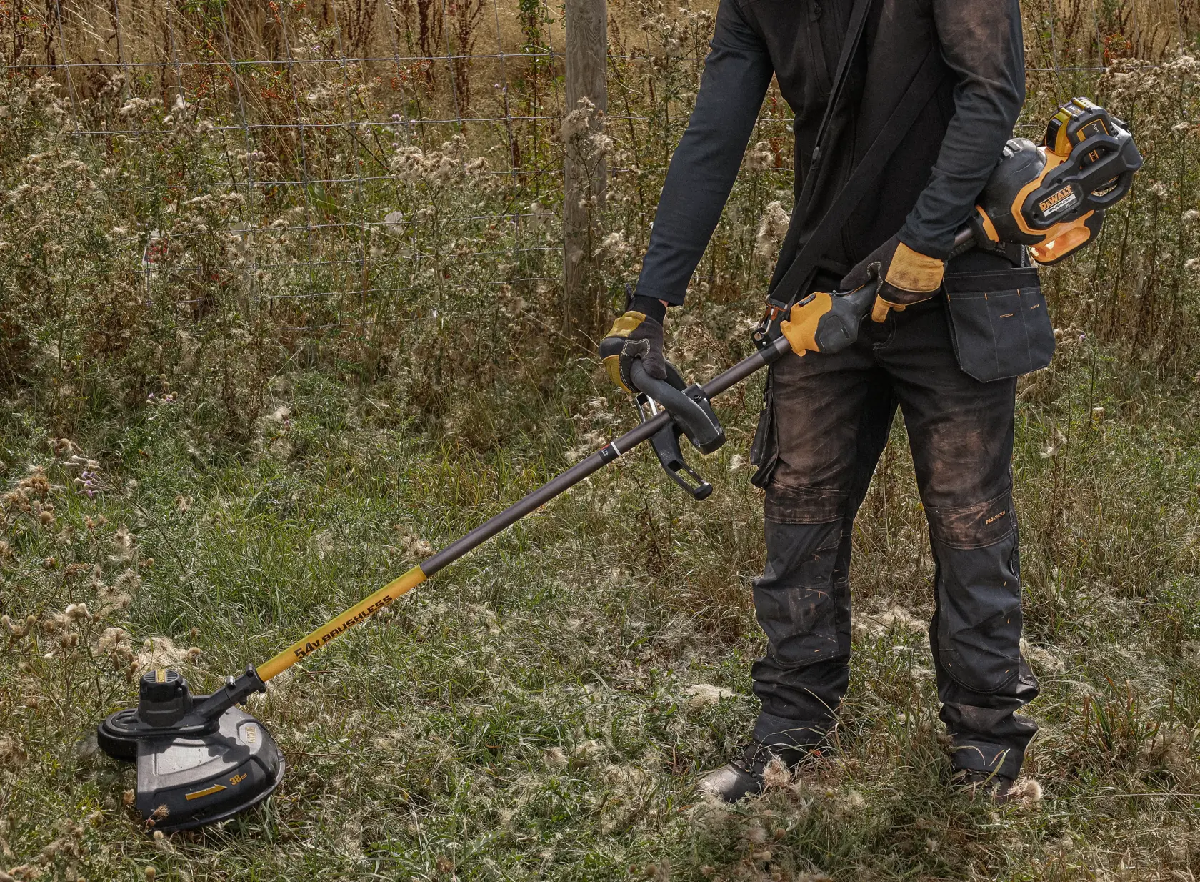 MOTOCOASĂ CU FIR/MAȘINĂ DE TUNS PENTRU TUFIȘURI FLEXVOLT DE 54V - 1 X 9AH