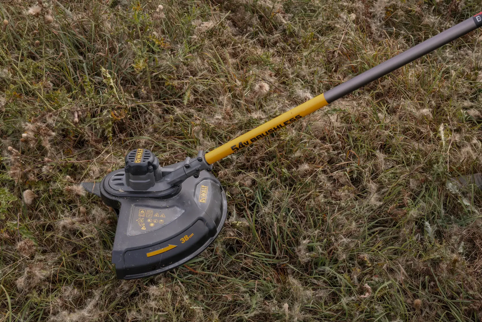 MOTOCOASĂ CU FIR/MAȘINĂ DE TUNS PENTRU TUFIȘURI FLEXVOLT DE 54V - 1 X 9AH