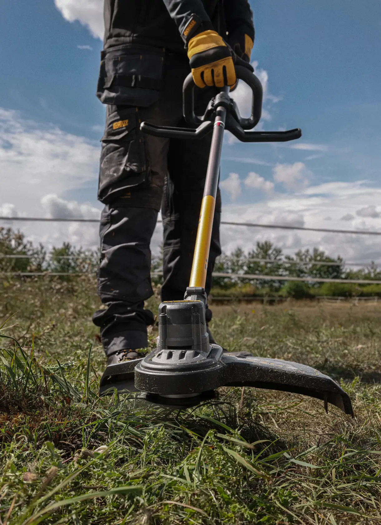MOTOCOASĂ CU FIR/MAȘINĂ DE TUNS PENTRU TUFIȘURI FLEXVOLT DE 54V - 1 X 9AH