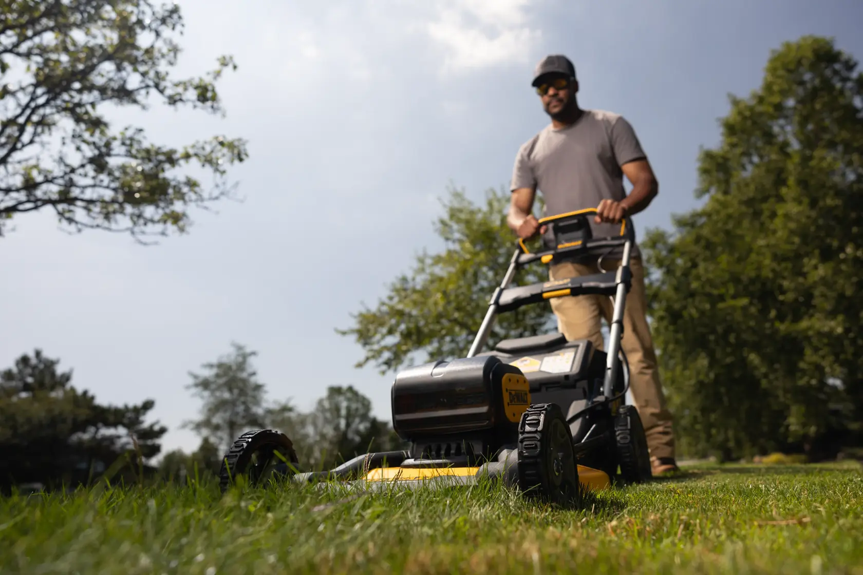 Mașină de tuns iarba cu împingere 2x18V XR - 2 x 8 Ah