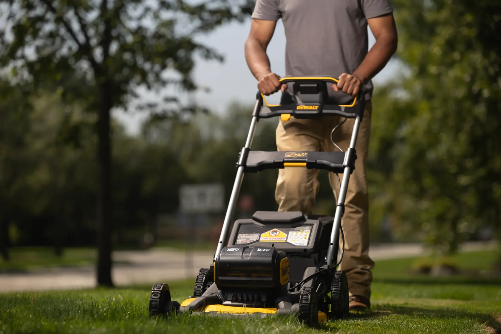 Mașină de tuns iarba cu împingere 2x18V XR - 2 x 8 Ah