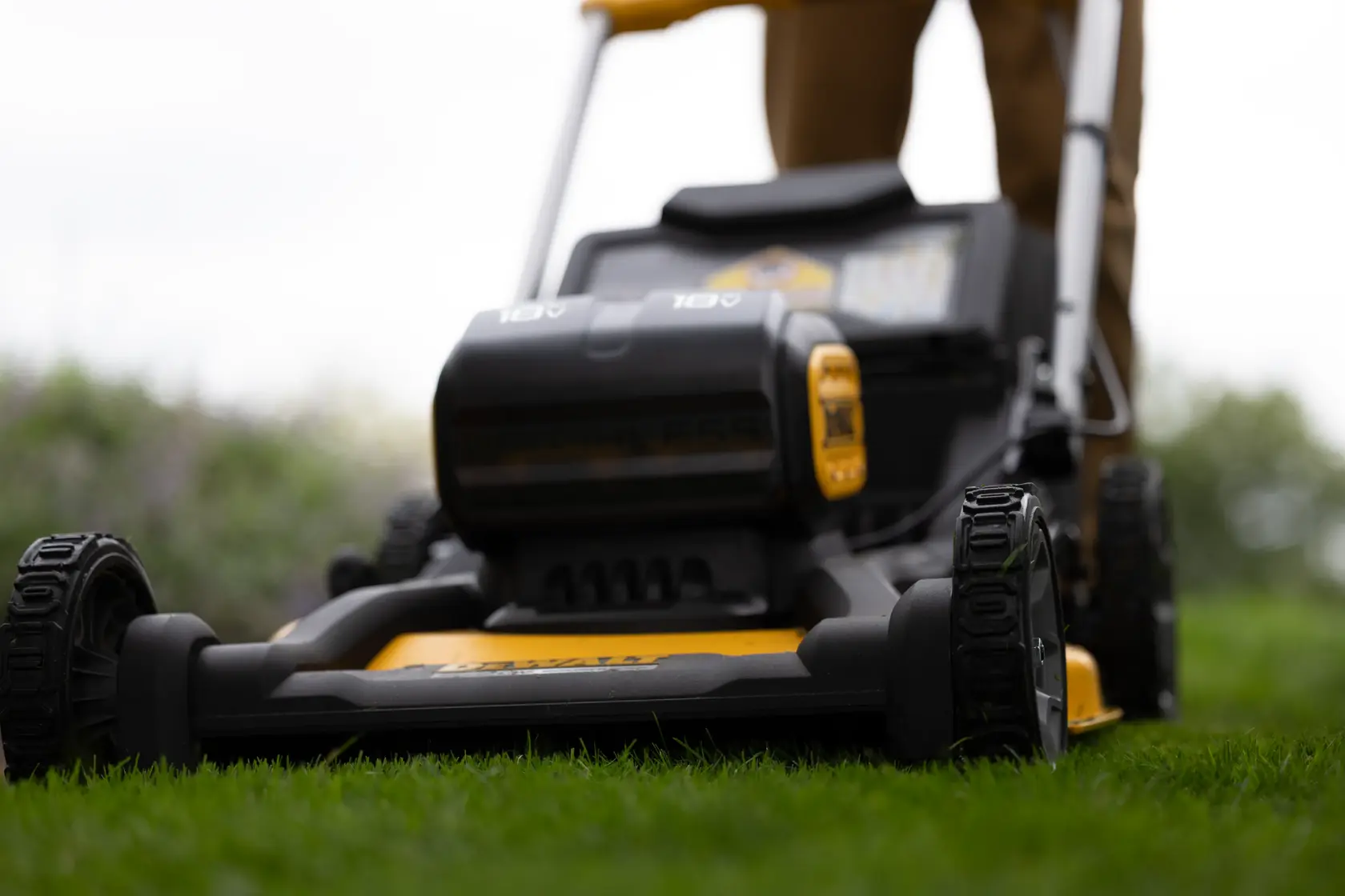 Mașină de tuns iarba cu autopropulsie 2x18V XR - 2 x 8 Ah