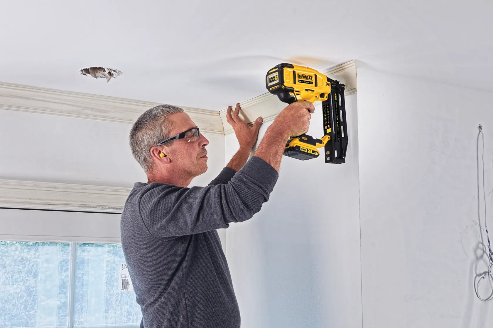Mașină de bătut cuie drepte Second Fix fără perii de 18V XR (2 X 2 Ah) (16 Gauge)