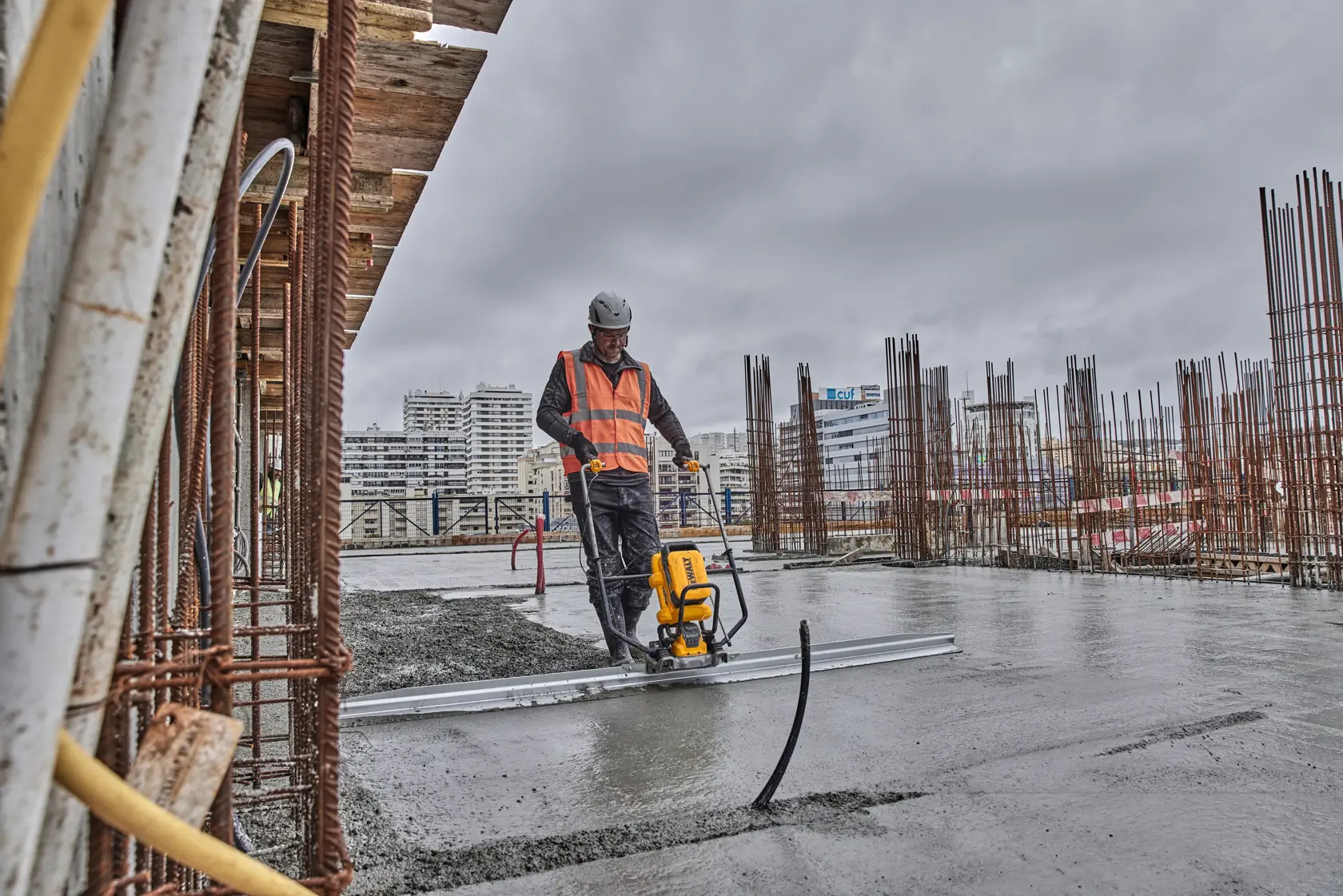 RIGLĂ VIBRATOARE DEWALT® POWERSHIFT™