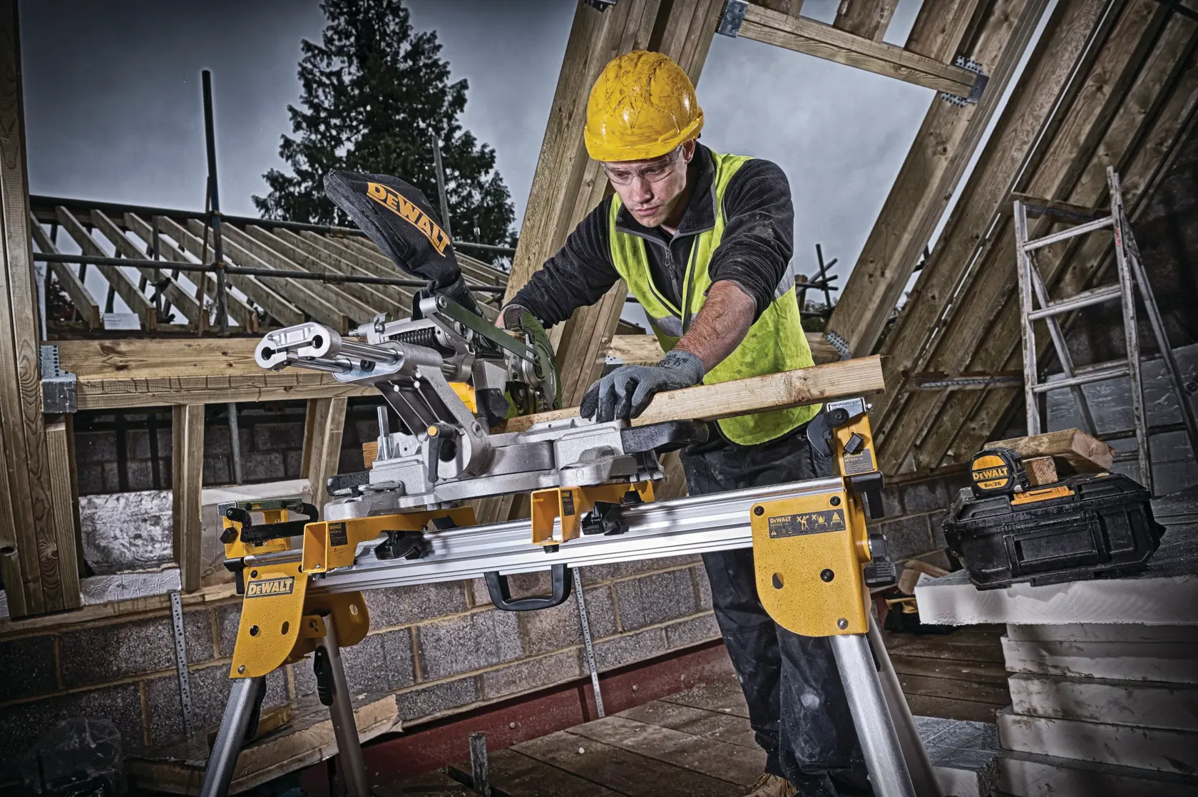 Ferăstrău unghiular XR de 18 V, de 184 mm - Unitate fără accesorii