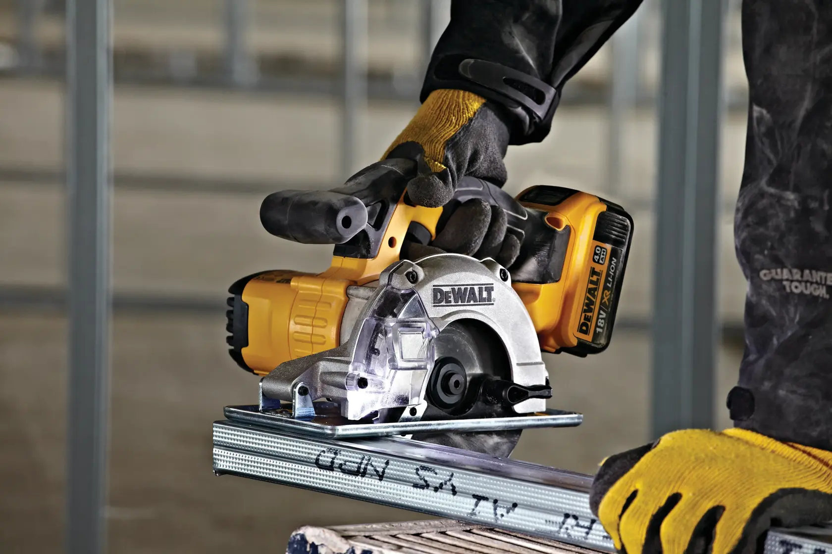 Ferăstrău circular pentru tăierea metalelor XR de 18 V, de 140 mm - Unitate fără accesorii