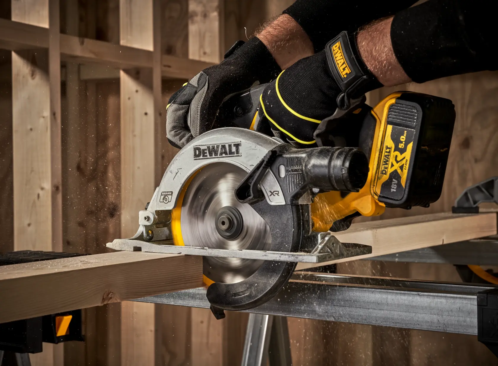 Ferăstrău circular XR de 18 V, de 165 mm - 2 X 5 Ah