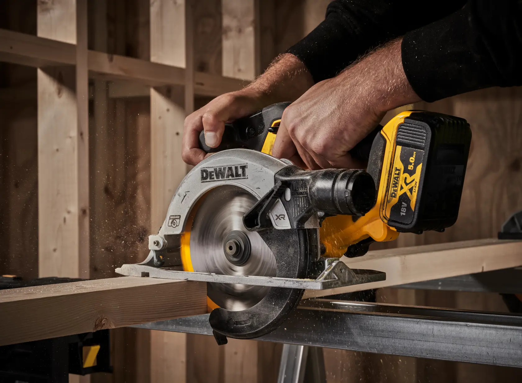 Ferăstrău circular XR de 18 V, de 165 mm - 2 X 5 Ah