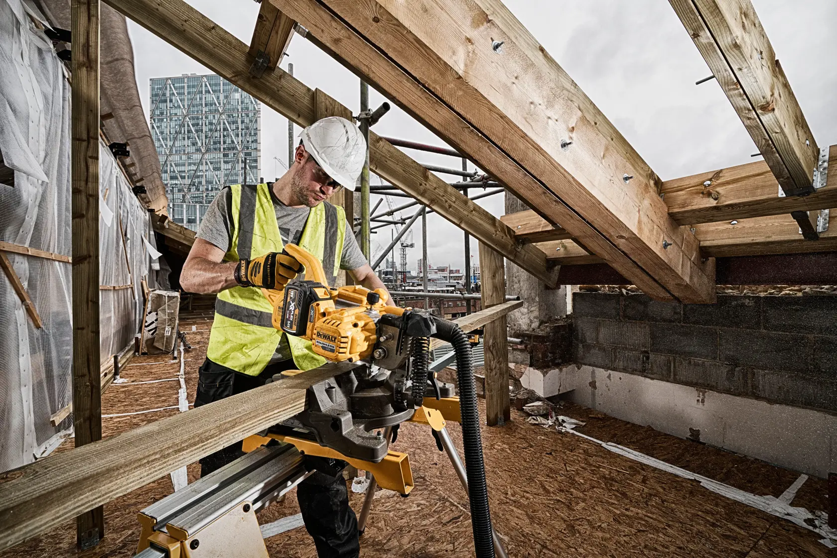 Ferăstrău unghiular XR de 54 V FLEXVOLT, de 216 mm - Unitate fără accesorii