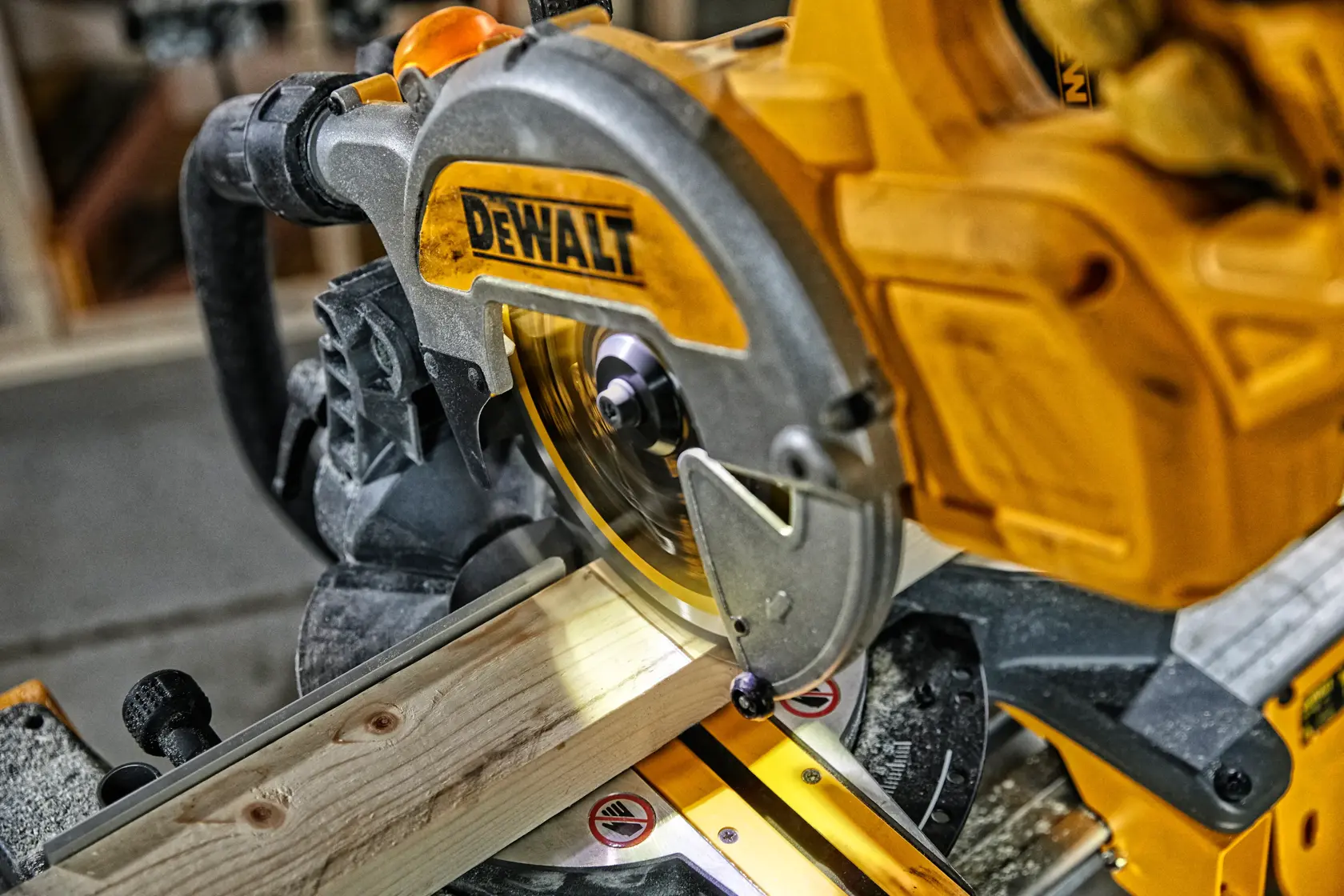 Ferăstrău unghiular XR Flexvolt de 54 V, de 216 mm - 2 X 6Ah