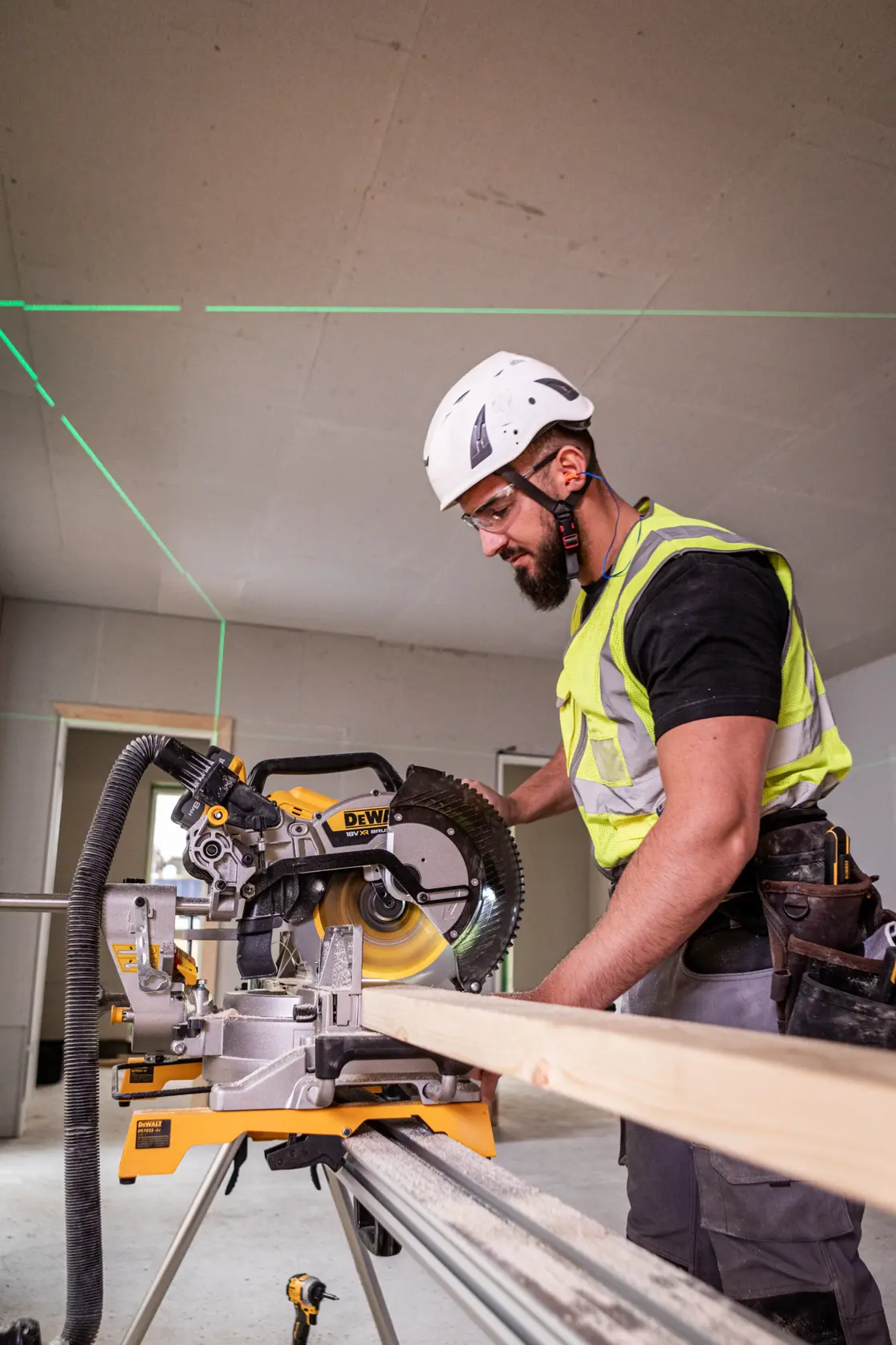 Fierăstrău circular pentru tăieri în unghi DEWALT® 18V XR® 305 mm (fără acumulator și încărcător)