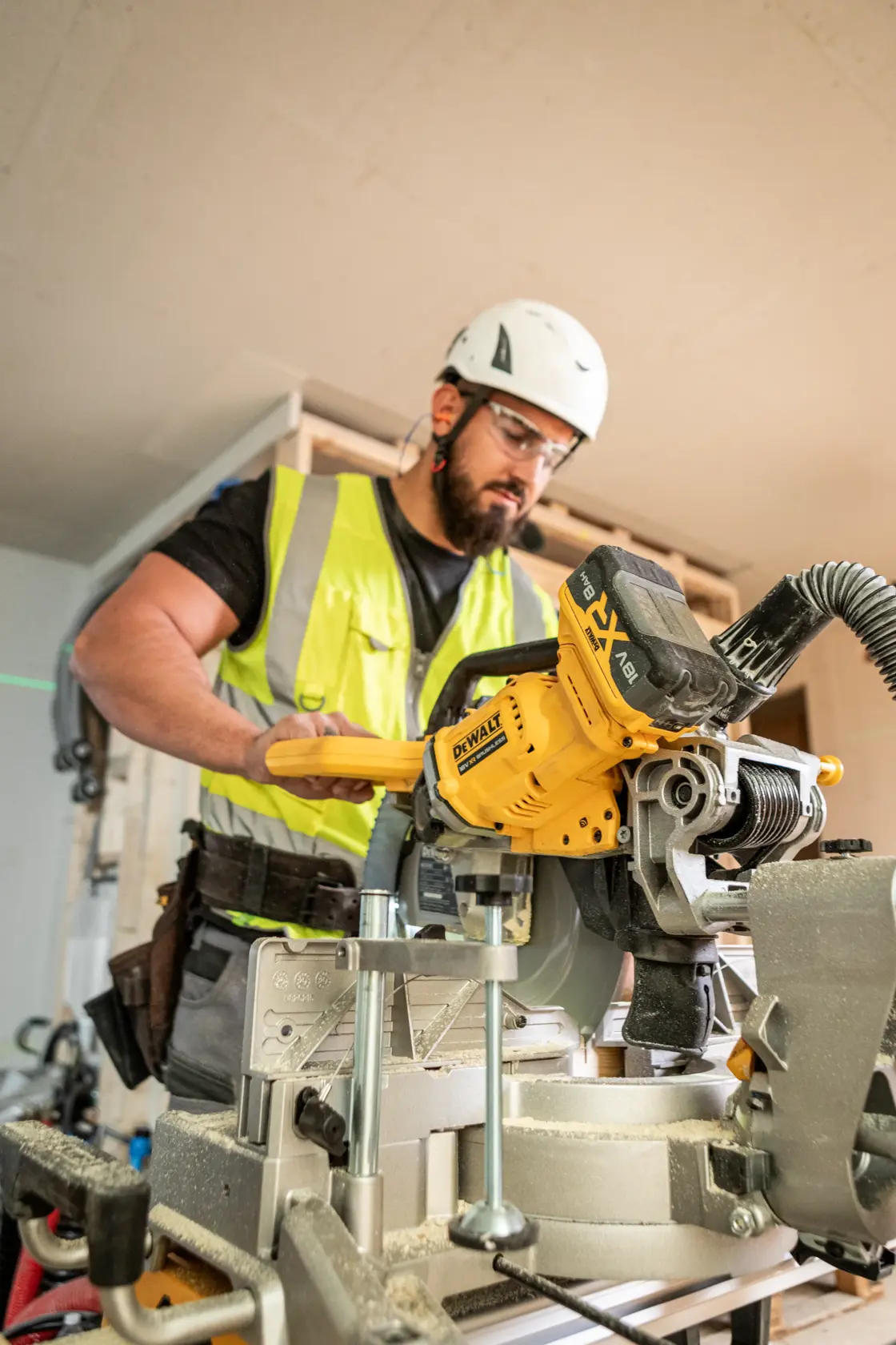 Fierăstrău circular pentru tăieri în unghi DEWALT® 18V XR® 305 mm (fără acumulator și încărcător)