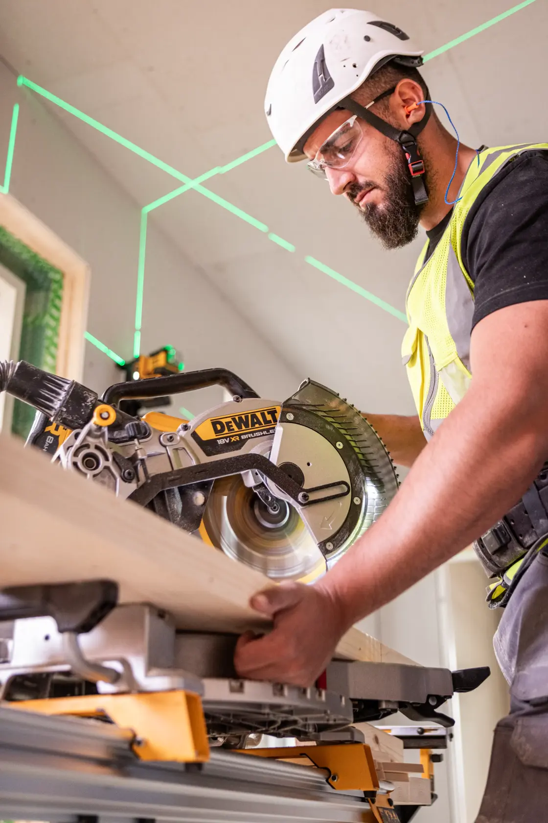 Fierăstrău circular pentru tăieri în unghi DEWALT® 18V XR® 305 mm (fără acumulator și încărcător)