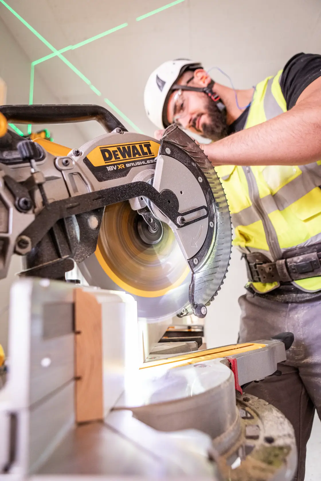 Fierăstrău circular pentru tăieri în unghi DEWALT® 18V XR® 305 mm (fără acumulator și încărcător)