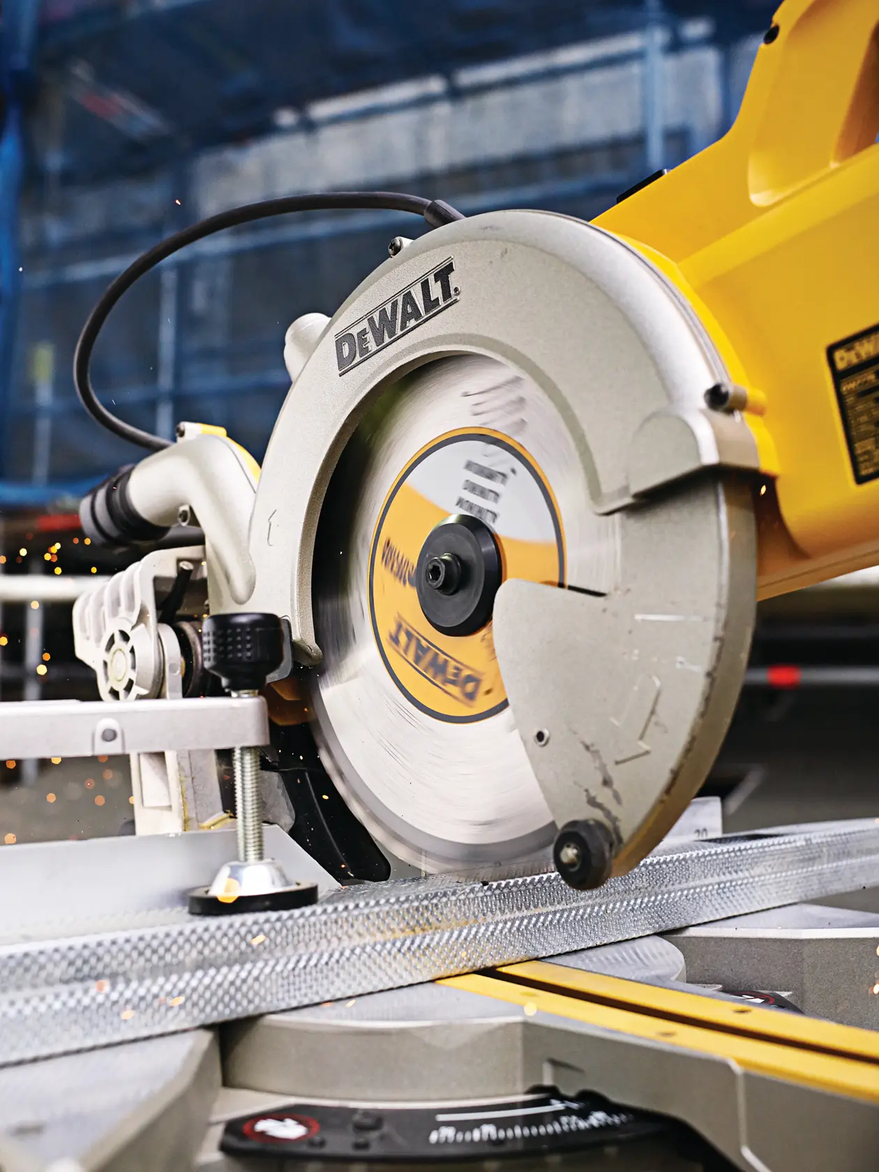 Sierra circular DEWALT cortando metal, con chispas visibles durante el uso.