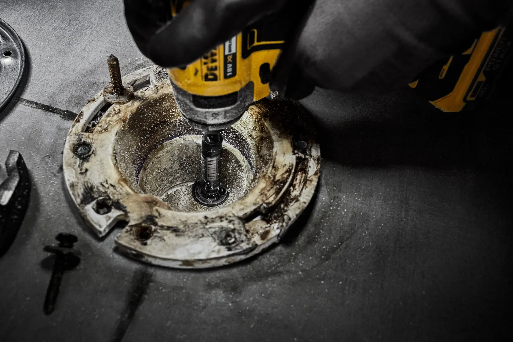 Cuțit DEWALT® cu granule diamantate pentru tăiere interioară țevi PVC