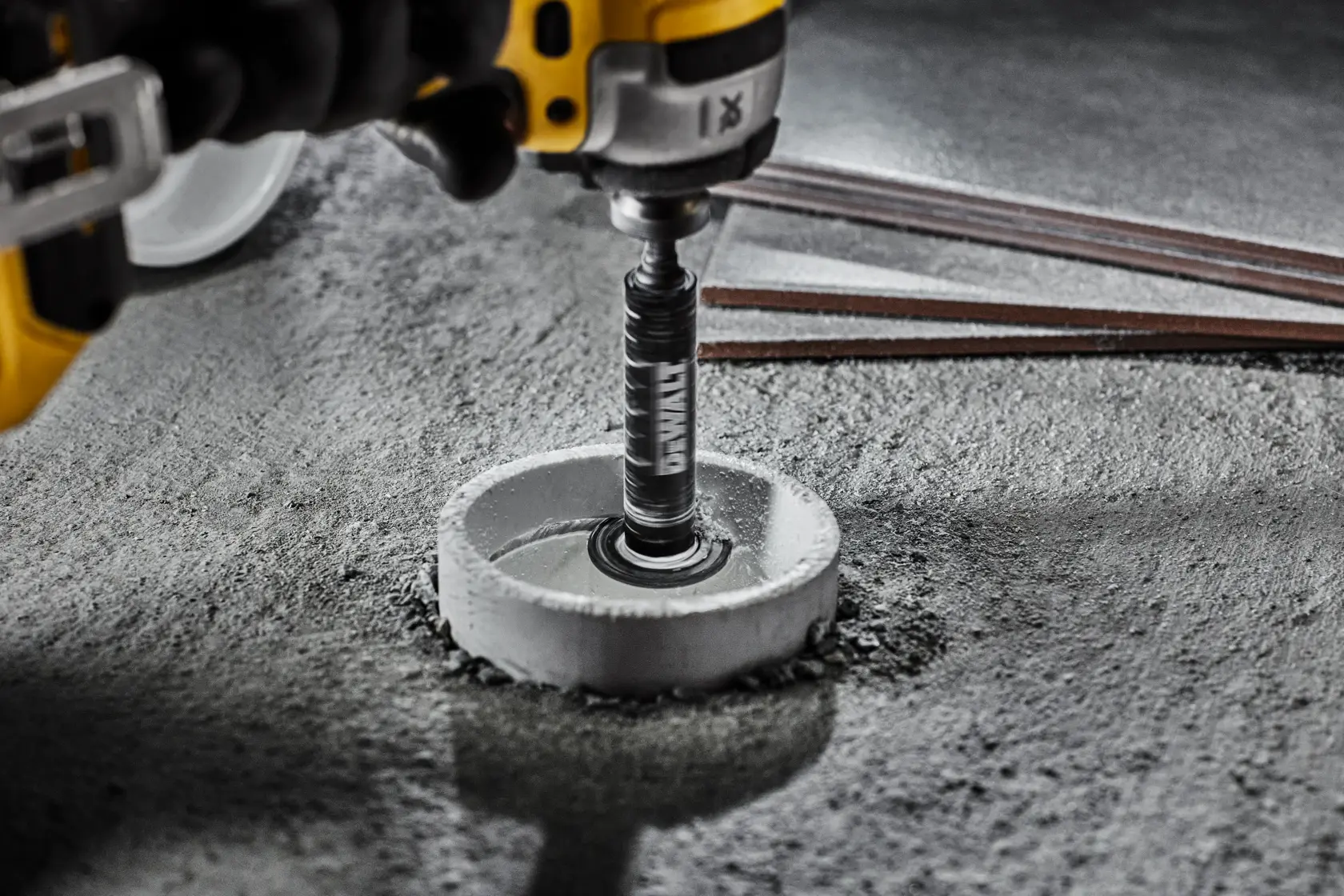 Cuțit DEWALT® cu granule diamantate pentru tăiere interioară țevi PVC