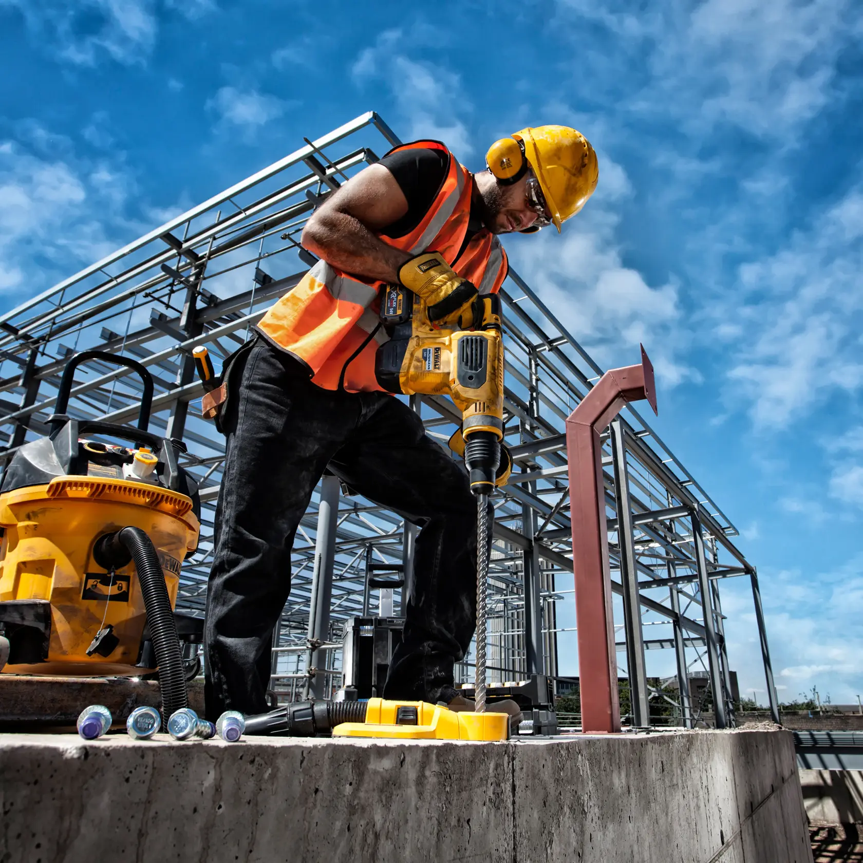 DEWALT DT60814, DT60814-QZ taladro usado en obra, trabajador con equipo de seguridad y herramientas visibles.