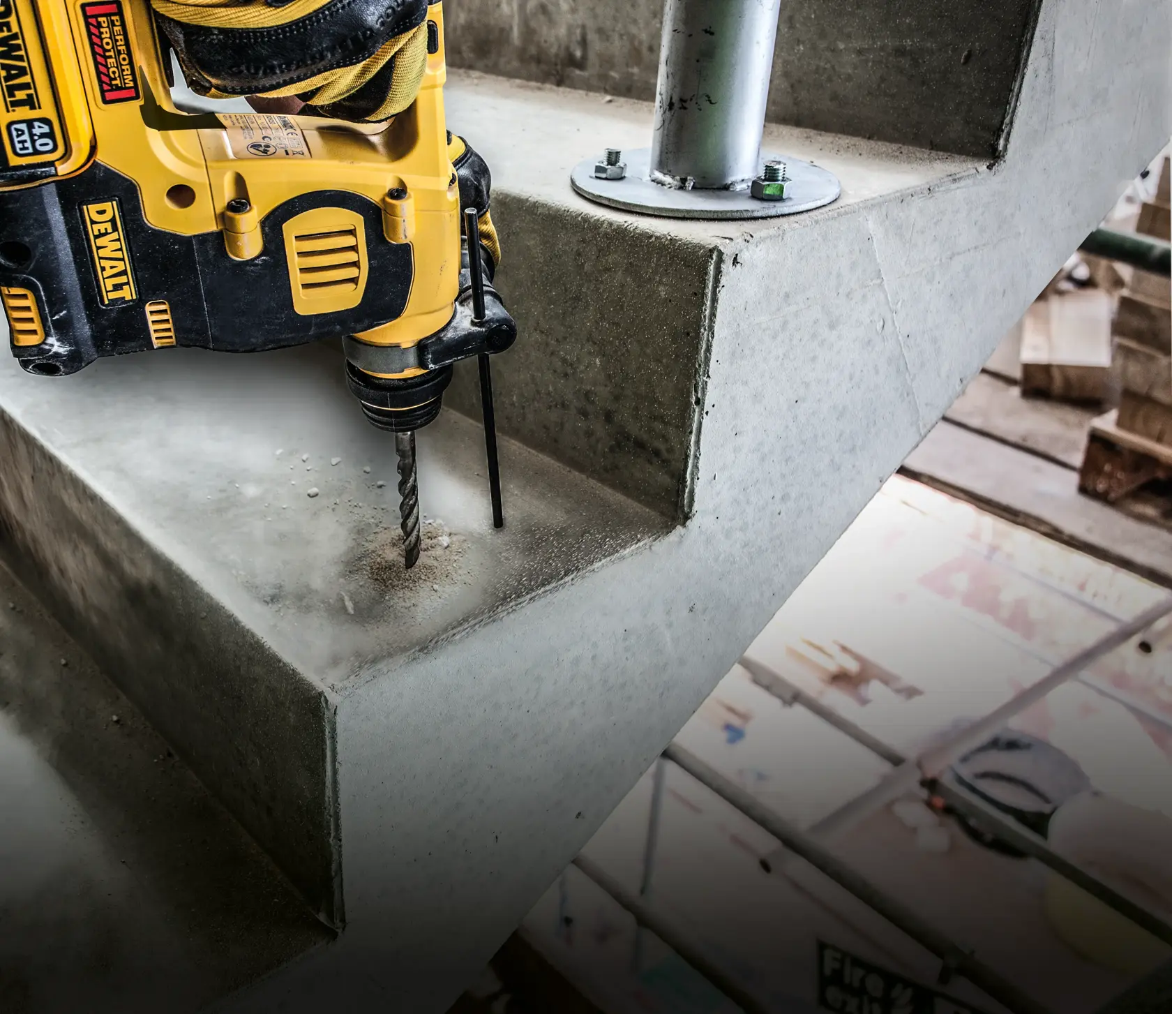 Taladro DEWALT perforando un escalón de concreto en una obra interior.