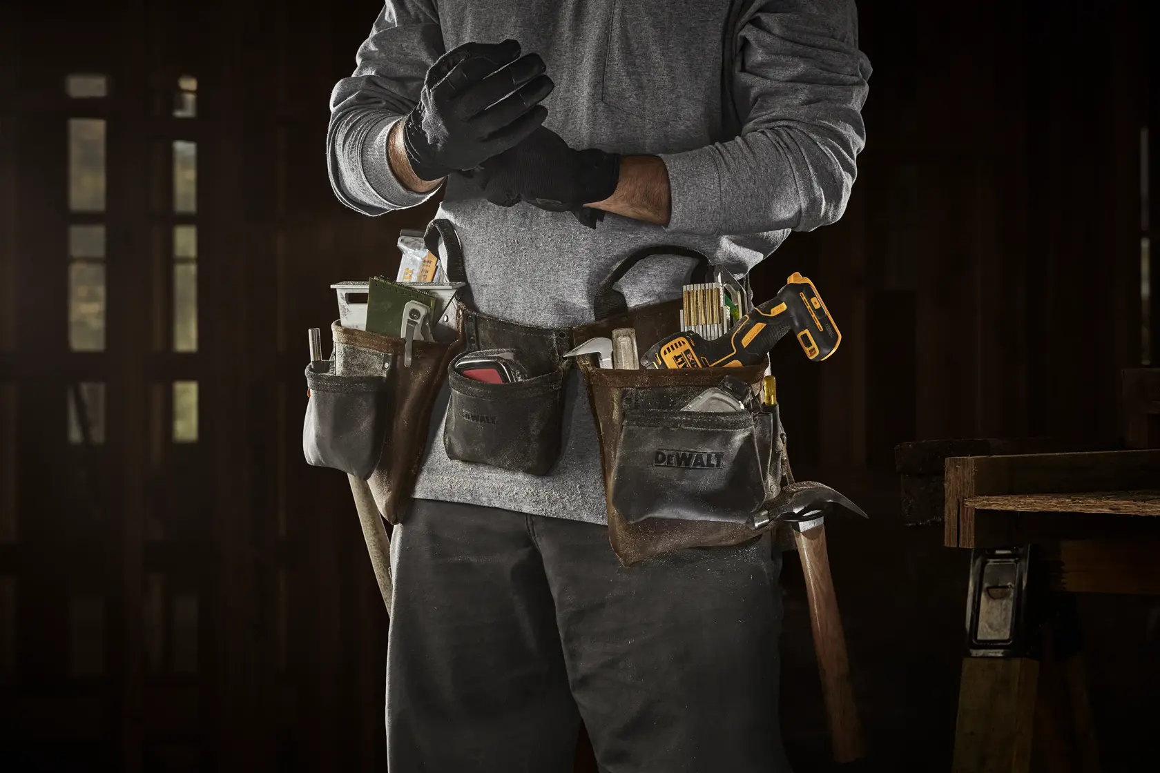 Șorț DEWALT® din piele pentru unelte