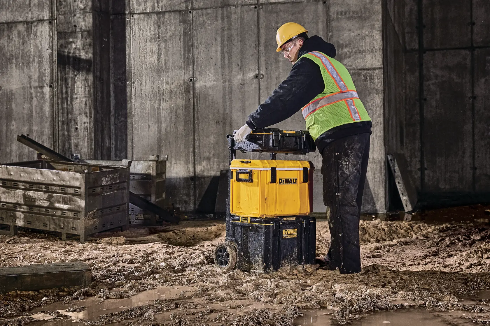 Graphique promotionnel DEWALT ToughSystem 2.0 avec le slogan 'Storage Built to Handle It' en grandes lettres jaunes sur un fond sombre texturé.